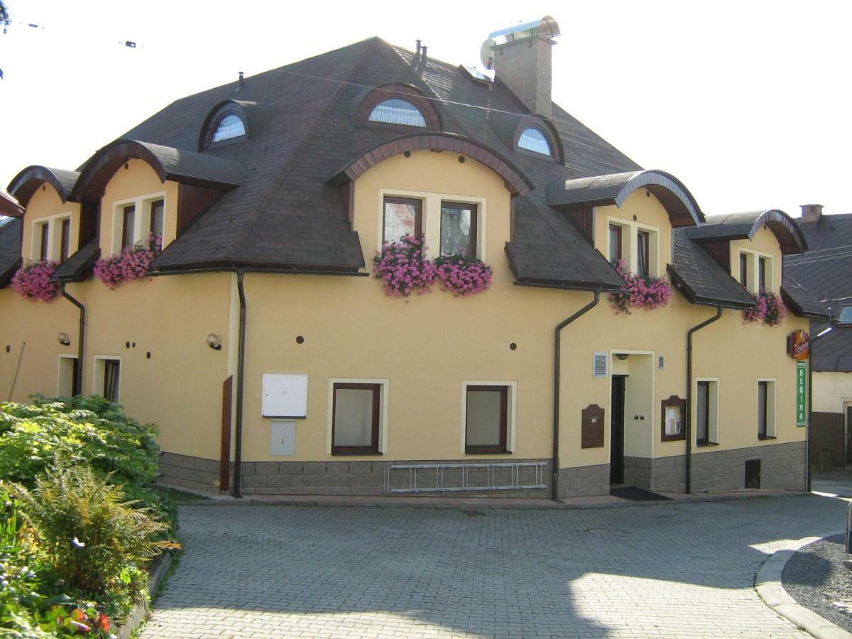 Penzion Albina - Restaurace Vysoké nad Jizerou المظهر الخارجي الصورة